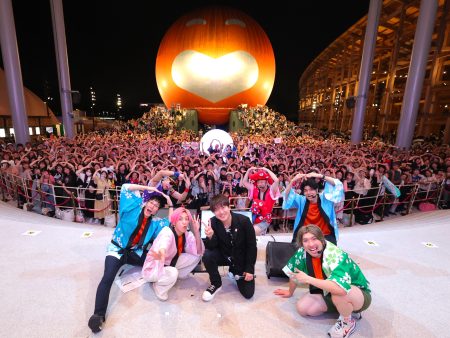 一生の思い出になる万博の夜! コブクロ小渕の生ギター伴奏でコブクロの名曲を歌う「盆踊りのアシタ」に熱気 | FANY Magazine