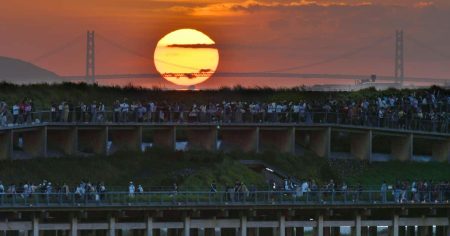 明石海峡大橋と大屋根リングを背に沈む万博の太陽、今しかみれない激レアショット - 産経ニュース