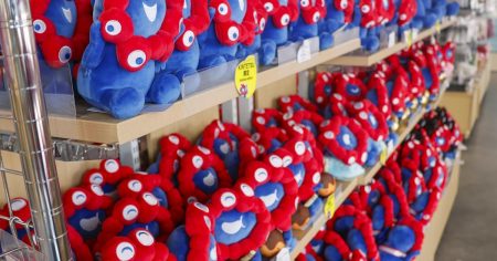 大阪万博ミャクミャクグッズ、26年3月まで販売　売り上げ好調で延長 - 日本経済新聞