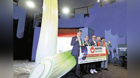 大阪万博:4ｍのネギオブジェ、下仁田町へ…よしもと館 : 読売新聞