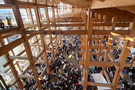 多くの人が集った「大屋根リング」の下…安心する理由は８畳間の構造 | Lmaga.jp