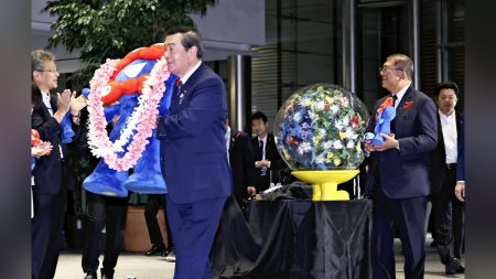 大阪万博:ミャクミャク「万博終わったね」、石破首相「楽しかったね」…一時の癒やしだった官邸のミャクミャク撤去 : 読売新聞