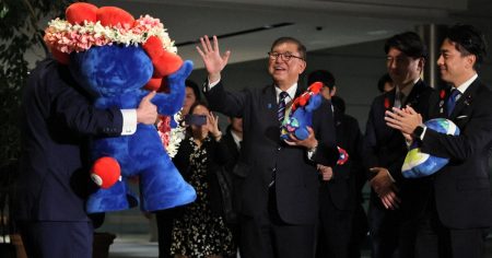 石破首相が大阪・関西万博のマスコット「ミャクミャク」の人形を見送り ［写真特集1/8］ | 毎日新聞