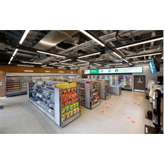 ファミリーマート大阪・関西万博店 ファミチキ最大販売数は2,371個／日達成！ ～什器再利用で廃棄物約6.2トン削減～｜ファミリーマート｜ニュースリリース