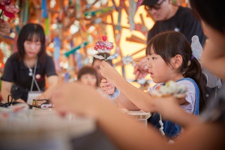 【開催レポート】プチバトーが大阪・関西万博 シグネチャーパビリオン「いのちの遊び場 クラゲ館」にて開催　洋服の端切れから咲かせる“未来の花”ワークショップ | 株式会社プチバトージャパンのプレスリリース