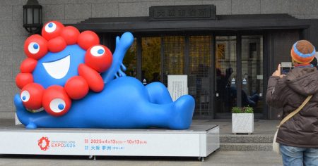 「寝そべりミャクミャク」帰還　12月まで大阪市役所の玄関前に | 毎日新聞