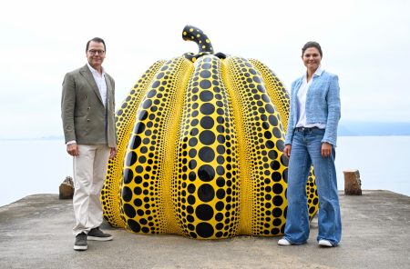 【よく歩く日の靴選び】きれいめ＆カジュアル。大阪・関西万博、チームラボ、直島をスウェーデン皇太子が訪問。何履いてた？ | mi-mollet NEWS FLASHFashion | mi-mollet（ミモレ） | 明日の私へ、小さな一歩！（1/2）