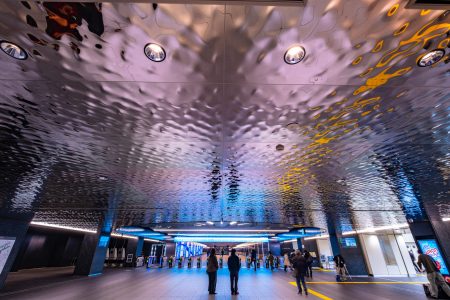大阪・関西万博の玄関口【大阪メトロ 夢洲駅】が「折り紙天井と光の演出」などの高評価でグッドデザイン賞を受賞！ | 鉄道ニュース | 鉄道チャンネル