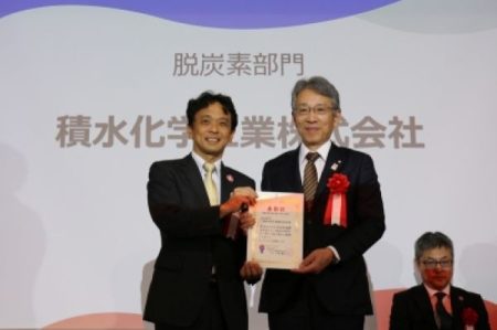 ペロブスカイト太陽電池実証、積水化学が万博協会から表彰された理由｜ニュースイッチ by 日刊工業新聞社