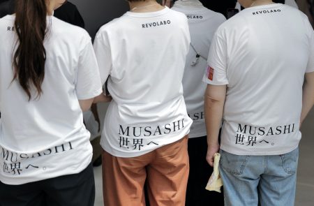 “MUSASHI 世界へ。” スタッフTシャツの制作、株式会社Tdecoration /REVO LABO | 株式会社 石富プロパティーのプレスリリース