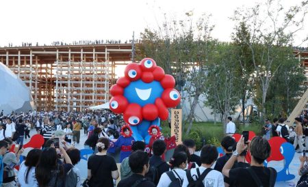 大阪・関西万博が異様な盛り上がりを見せたワケ　「貧しくなった日本」が遠因に？｜ニフティニュース