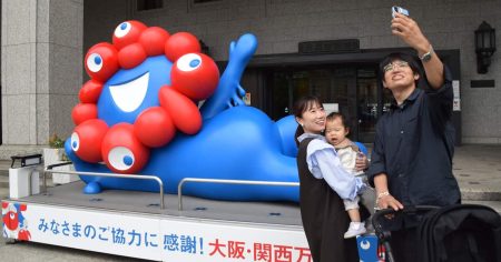 万博ロスの市民らに感謝を…帰ってきた寝そべりミャクミャク、80日ぶりに大阪市役所前に - 産経ニュース