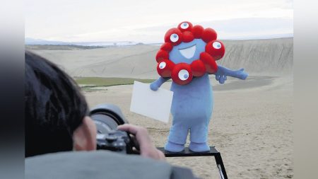大阪万博:「万博ロス」のファンに朗報、ミャクミャクが鳥取砂丘のハロウィーンに登場…写真撮影タイムも : 読売新聞