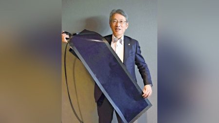 大阪万博:フィルム型太陽電池の性能、万博会場前で実証…積水ソーラーフィルム・上脇太社長 : 読売新聞