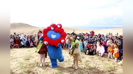 大阪万博:ミャクミャク、鳥取砂丘のハロウィーン登場…「万博ロス」ファン詰めかけ参加者は昨年の８倍 : 読売新聞