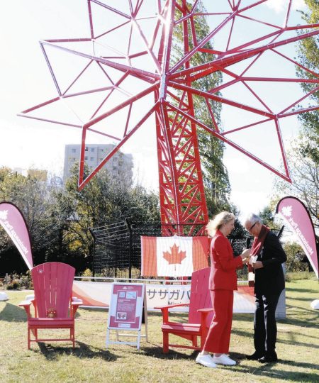 大阪万博カナダ館の椅子2脚が刈谷市の公園に　愛知万博のモニュメントも：中日新聞Web