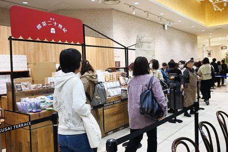 大阪の「純喫茶」催事に限定グッズ、「トニセン」やサンリオコラボに行列も | Lmaga.jp