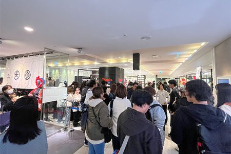 ミャクミャク人気、恐るべし…「大丸梅田」リニューアル店舗にファン殺到 | Lmaga.jp