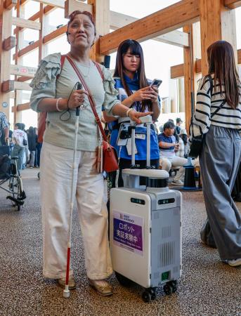 ＡＩスーツケースで移動自由に／視覚障害者を道案内、科学未来館 | 全国ニュース | 四国新聞社