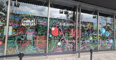 「実に大阪らしいwww」万博の“伝説”が東大阪に移設　「心が綺麗な人は台の上の展示物が見えるはず」 【大阪・関西万博】 | オリコンニュース（ORICON NEWS）