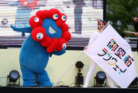 ミャクミャク 御堂筋ランウェイに登場　一番の大歓声浴びる（スポニチアネックス） - Yahoo!ニュース