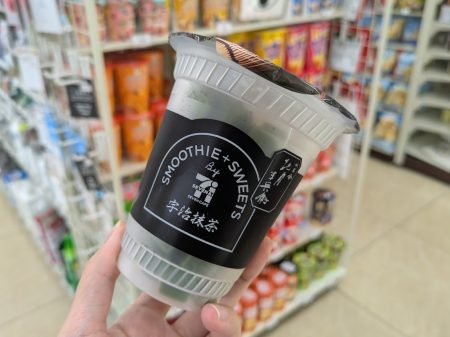 大阪・関西万博で大人気！ 連日1000杯売れた『抹茶スムージー』がついに全国発売スタート！ | ラジトピ ラジオ関西トピックス
