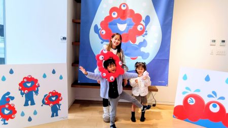 ミャクミャクありがとう…最後に届いた、最初の物語〜生みの親、神戸育ち山下浩平さん、絵本デザイン展 | ラジトピ ラジオ関西トピックス