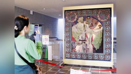 大阪刑務所で開催の「関西矯正展」に多くの来場者…ミュシャの作品を再現したタペストリーも：地域ニュース : 読売新聞