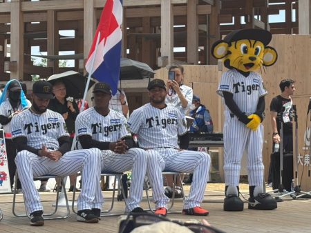 【阪神】「大穴」カリブの大砲にわかに注目　藤川監督が高評価明かす「前に置いてとお願いした」 - プロ野球写真ニュース : 日刊スポーツ