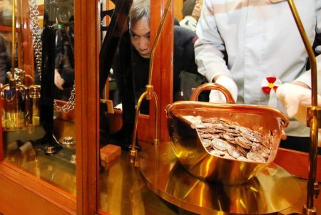 ミャクミャク硬貨も「合格」　造幣局で製造貨幣大試験、万博記念金貨幣など慎重に確認|社会|神戸新聞NEXT