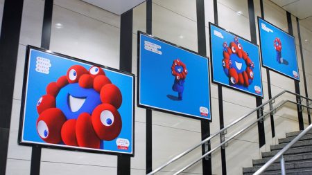 「目が合った気がします。グッズでも買います？」ミャクミャクの買って買って広告、大阪市内に再び登場