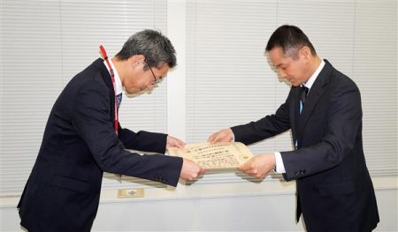 関電・関西送配電、大阪府警から表彰／万博での安定供給に感謝 –電気新聞ウェブサイト