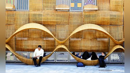 大阪万博:万博思い出の展示品、関西３空港で常設展示へ…フィリピンのベンチやベルギーの屋外クッション、パビリオンのあのオブジェやランタンも　 : 読売新聞