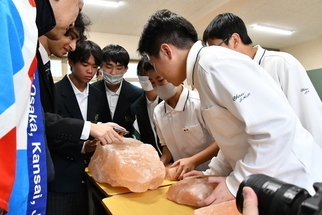 万博のピンク岩塩が八尾の中学生に｜大阪府八尾市公式ホームページ