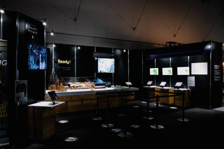 1日限りの復活！「エキスポ文化祭2025 in ららぽーとEXPOCITY」にて 量子情報・量子生命研究センター (QIQB)が大阪・関西万博展示ブースを再現展示 － 大阪大学