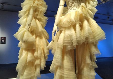 【開幕】「Perfume COSTUME MUSEUM FINAL EDITION」そごう美術館　20年の軌跡を振り返る計162点の衣装　有終の美を飾る展示　2026年1月12日まで – 美術展ナビ