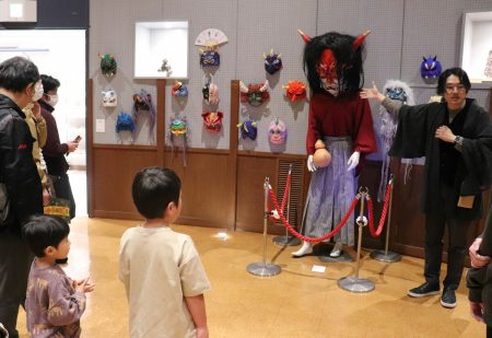 「ミャクミャクを…」大阪万博の裏話、博覧会協会からの要求とは？　京都北部で妖怪行列展｜京都新聞デジタル　京都・滋賀のニュースサイト