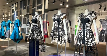 「Perfume COSTUME MUSEUM FINAL EDITION」（そごう美術館）開幕レポート。Perfumeの歴代衣装から見る20年間の活動の軌跡｜Page 3｜美術手帖