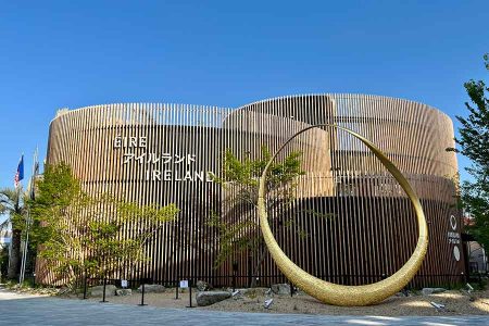 「見事にマッチ」「紅葉に映えそう」　万博アイルランド館の黄金の輪　知恩院での新たな姿が話題に | Hint-Pot