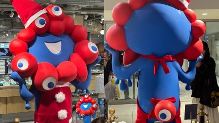 【大阪市】ミャクミャクがサンタクロース姿に！エプロンと帽子がキュート　あべのハルカスで（ゆかぷ～の大阪まちぶら） - エキスパート - Yahoo!ニュース