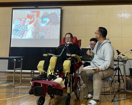 全身の筋肉弱まる難病患者が関西万博を楽しむ　目でつづる感想「愛ある家族に囲まれて幸せ」｜京都新聞デジタル　京都・滋賀のニュースサイト