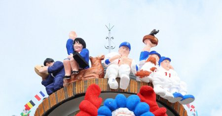 今年の世相サンタは万博の人気者　神戸・北野の異人館 | 毎日新聞