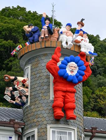 今年のサンタは万博のアレ、神戸 恒例の世相人形が披露 | 全国のニュース | 福井新聞ONLINE