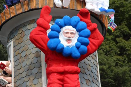 【世相サンタ】大阪・関西万博の人気キャラ、初の女性首相ら登場 神戸の異人館 12月25日まで公開 | ラジトピ ラジオ関西トピックス