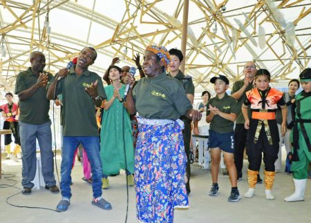 排外的社会に理念届いたか　関西万博「先住民ウィーク」　狩猟採集民「バカ」　響く歌声　沖縄のエイサーと共演　多様な価値観を発信 | 沖縄タイムス＋プラス