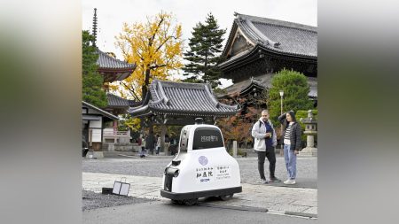 大阪万博:万博遺産の警備ロボ、今度は京都・知恩院で「巡回警備中です」 : 読売新聞