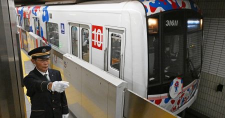 さらば大阪万博のミャクミャク列車　大阪メトロ御堂筋線でラストラン - 日本経済新聞