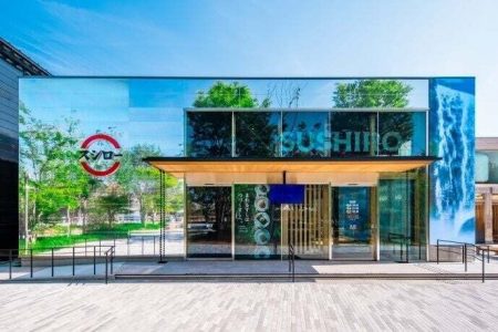 大阪・関西万博で大好評だった「スシロー未来型万博店」、第44回ディスプレイ産業賞で「ディスプレイ産業奨励賞」と「NDF特別賞の銀賞」をダブル受賞 | マイナビニュース