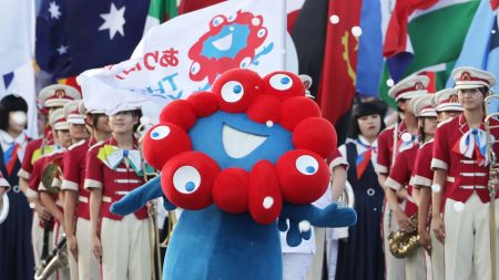 ミャクミャクが駆け抜けた大阪万博 誕生3年、人気はファンとともに - 日本経済新聞