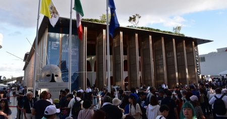 なぜ8時間も待てた？　万博イタリア館の熱狂に見る「モノ」と「陽」 | 毎日新聞